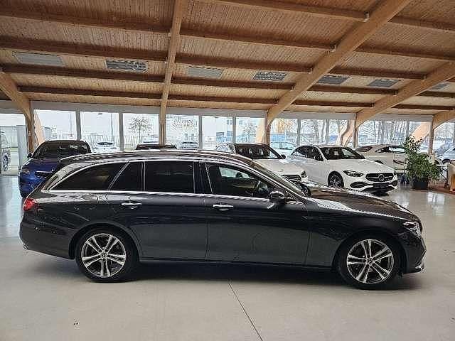Gebraucht Mercedes E220 Avantgarde 194 PS (142 kW) 2021 Grau Kombi