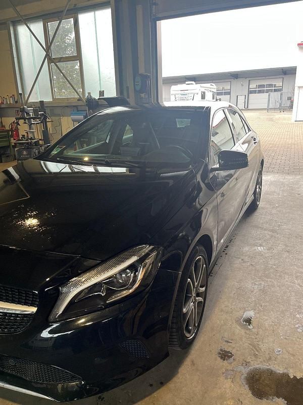 Gebraucht Mercedes A180 122 PS (89 kW) 2016 Schwarz Kleinwagen