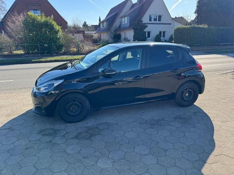 Gebraucht Peugeot 208 Active 99 PS (72 kW) 2017 Farbe encreblau oder dark blu Kleinwagen