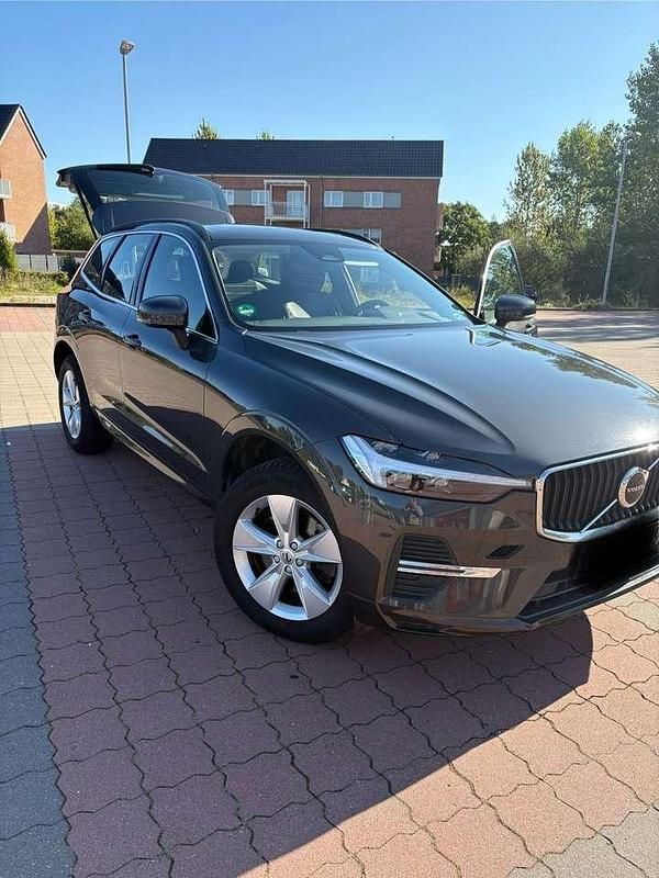 Grau Gebraucht 2022 Volvo XC60 Momentum SUV | 31.900 € (Guter Preis) - Bild 1/4