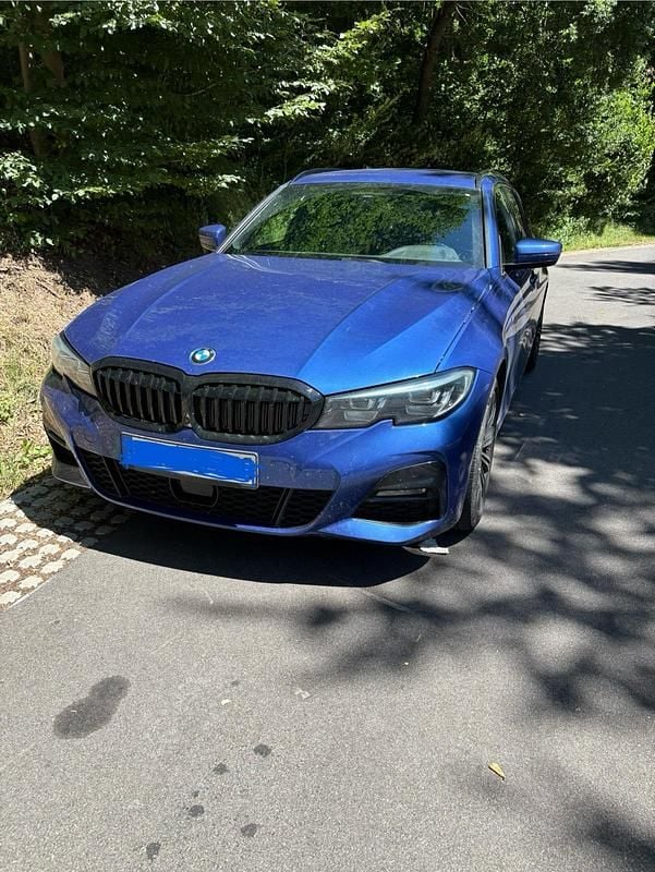 Blau Gebraucht 2020 BMW 320 M Sport Kombi | 26.000 € (Superpreis) - Bild 1/4