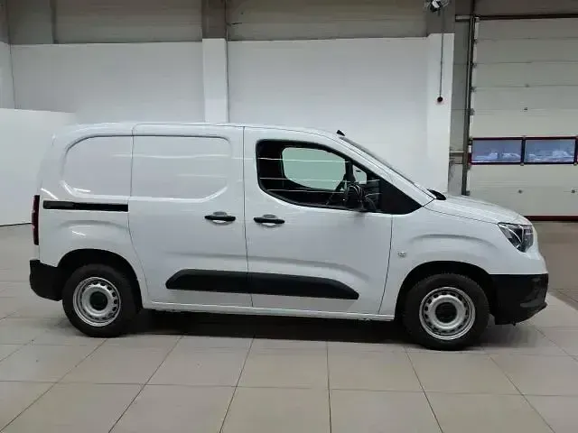 Używany Opel Combo 102 KM (75 kW) 2024 Biały Minivan