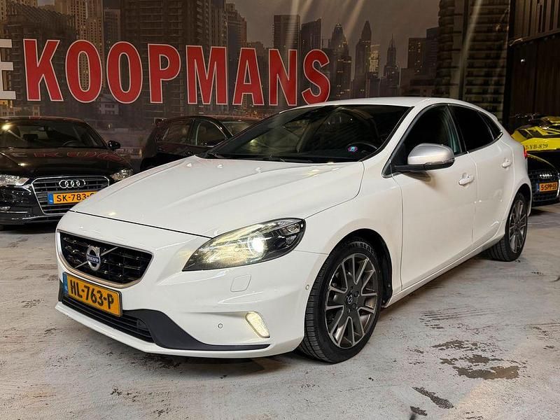 Gebraucht Volvo V40 R-Design 120 PS (88 kW) 2015 Weiß Limousine