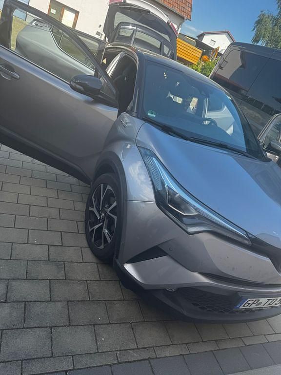 Grau Gebraucht 2018 Toyota C-HR SUV | 18.500 € (Fairer Preis) - Bild 1/4