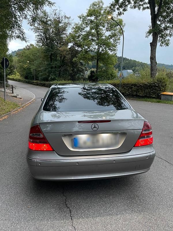 Gold Gebraucht 2004 Mercedes E280 Limousine | 5.000 € (Fairer Preis) - Bild 1/4