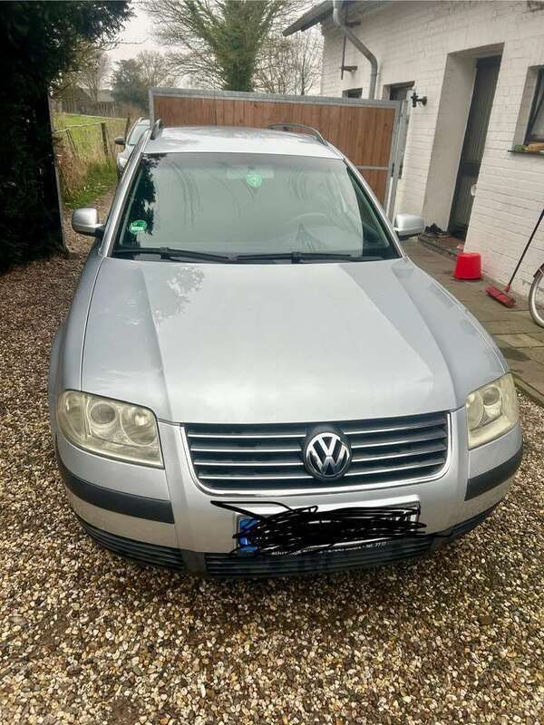 Grau Gebraucht 2002 VW Passat Comfortline Kombi | 3.000 € (Teuer) - Bild 1/4