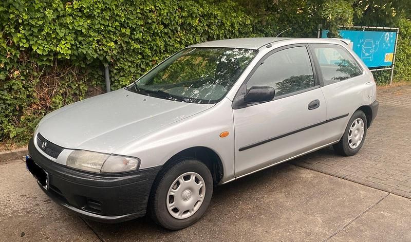 Silber Gebraucht 2000 Mazda 323F Kleinwagen | 590 € - Bild 1/4