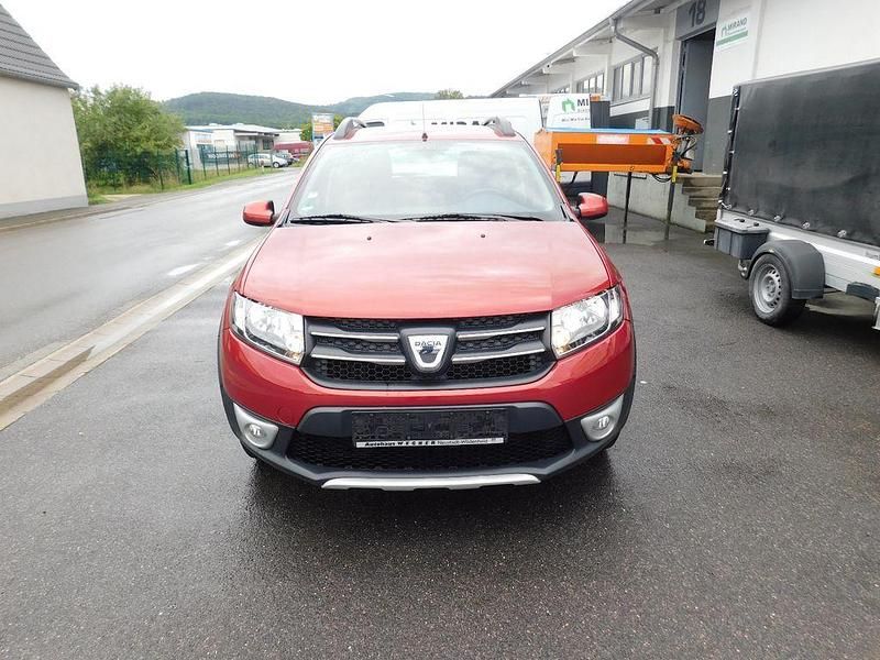 Rot Gebraucht 2013 Dacia Sandero Prestige Kleinwagen | 3.650 € (Guter Preis) - Bild 1/4
