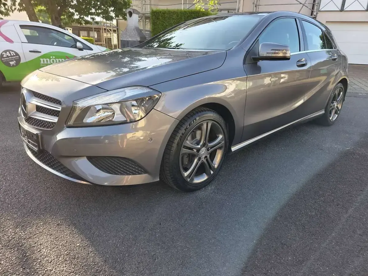 Gebraucht Mercedes A180 122 PS (89 kW) 2015 Mountaingrau  met. Kleinwagen