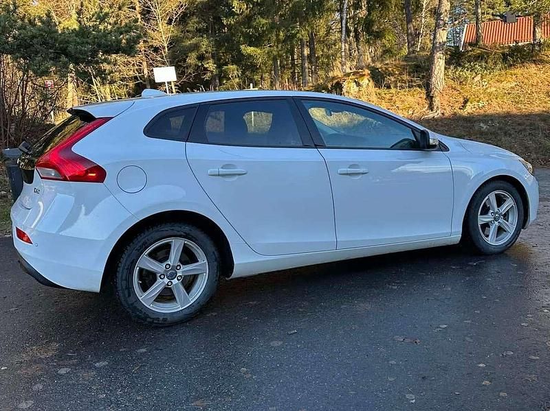 Gebraucht Volvo V40 Kinetic 114 PS (83 kW) 2014 Weiß Limousine