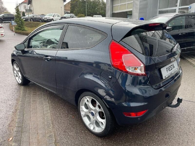 Gebraucht Ford Fiesta Celebration 80 PS (58 kW) 2017 Mitternachtsblau Kleinwagen