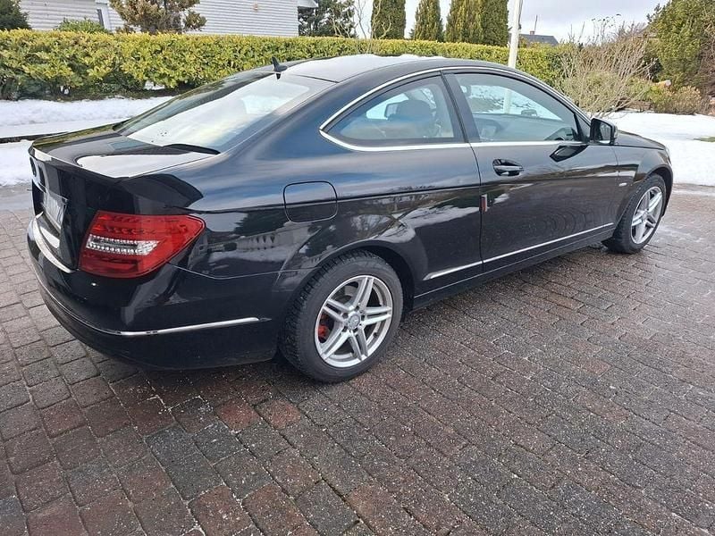 Gebraucht Mercedes C180 156 PS (114 kW) 2011 Schwarz Coupé