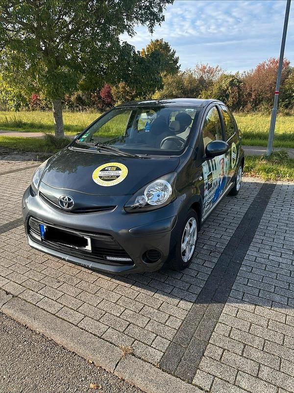 Grau Gebraucht 2013 Toyota Aygo Kleinwagen | 3.500 € (Guter Preis) - Bild 1/4