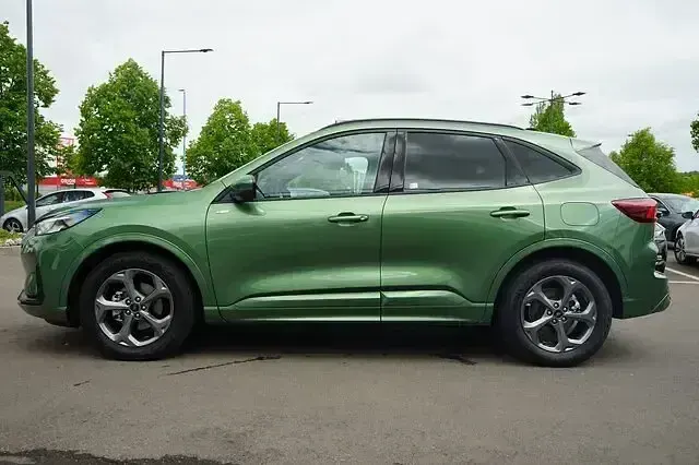 Gebraucht Ford Kuga ST-Line 186 PS (136 kW) 2025 Burstinggreenmet. SUV