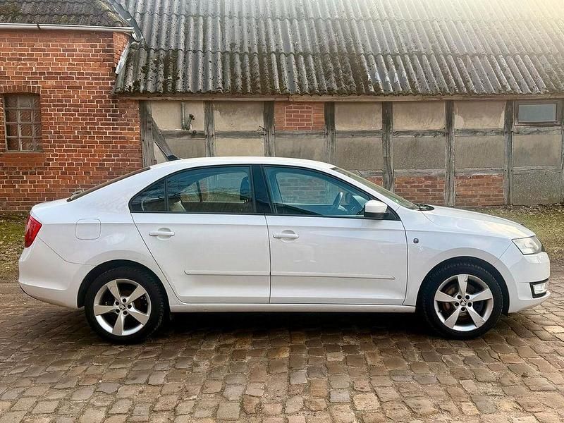 Gebraucht Skoda Rapid Elegance 105 PS (77 kW) 2013 Weiß Kleinwagen
