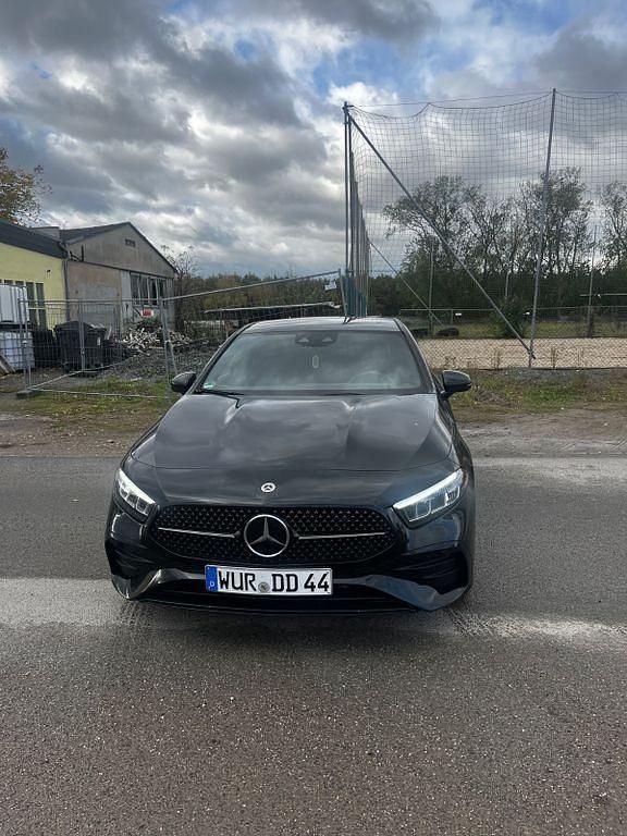 Schwarz Gebraucht 2023 Mercedes A200 Limousine | 31.750 € (Teuer) - Bild 1/4