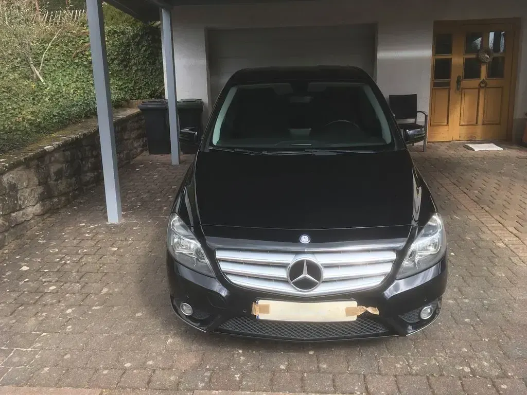 Gebraucht Mercedes B180 122 PS (89 kW) 2012 Schwarz Van / Kleinbus