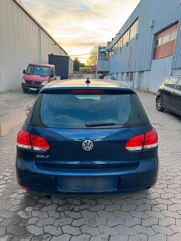 Gebraucht VW Golf VI Team 105 PS (77 kW) 2011 Blau Kleinwagen