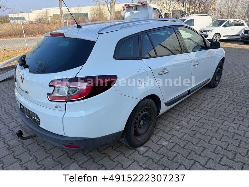 Gebraucht Renault Mégane III Dynamique 106 PS (77 kW) 2011 Weiß Limousine
