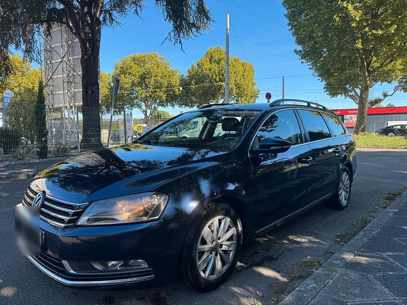 Blau Gebraucht 2011 VW Passat Kombi | 4.699 € (Guter Preis) - Bild 1/4