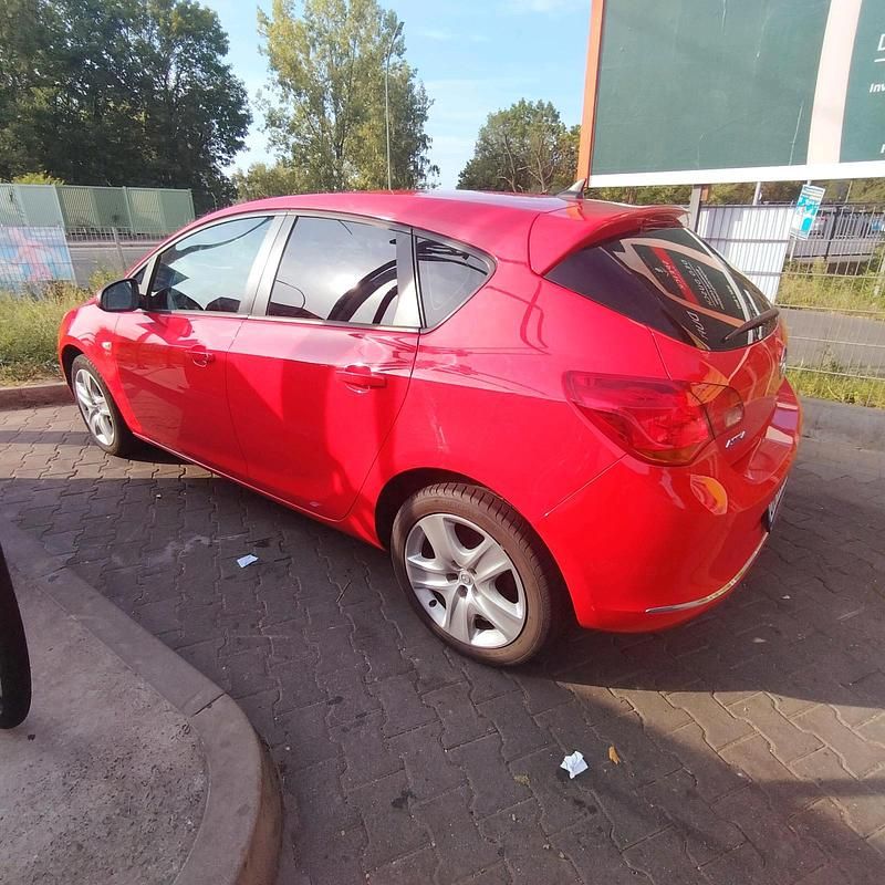 Rot Gebraucht 2013 Opel Astra Limousine | 5.000 € (Fairer Preis) - Bild 1/4