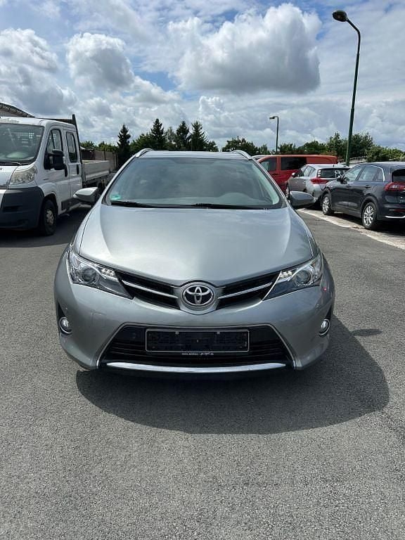Silber Gebraucht 2015 Toyota Auris Sport Limousine | 9.500 € (Superpreis) - Bild 1/4