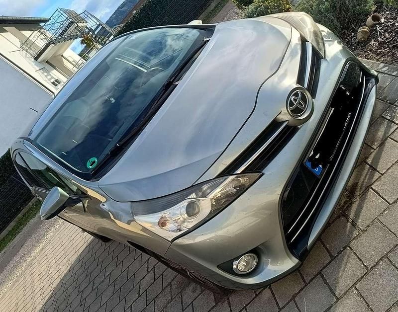 Silber Gebraucht 2013 Toyota Verso Life Van / Kleinbus | 10.500 € (Fairer Preis) - Bild 1/4