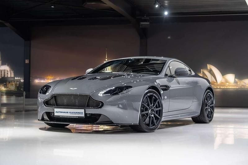 Grau Gebraucht 2016 Aston Martin V12 Vantage Coupé | 123.980 € (Superpreis) - Bild 1/4