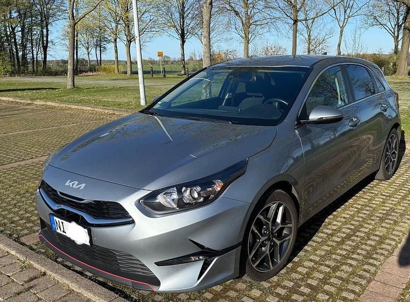Gebraucht Kia Ceed Spirit 160 PS (117 kW) 2022 Silber Kleinwagen