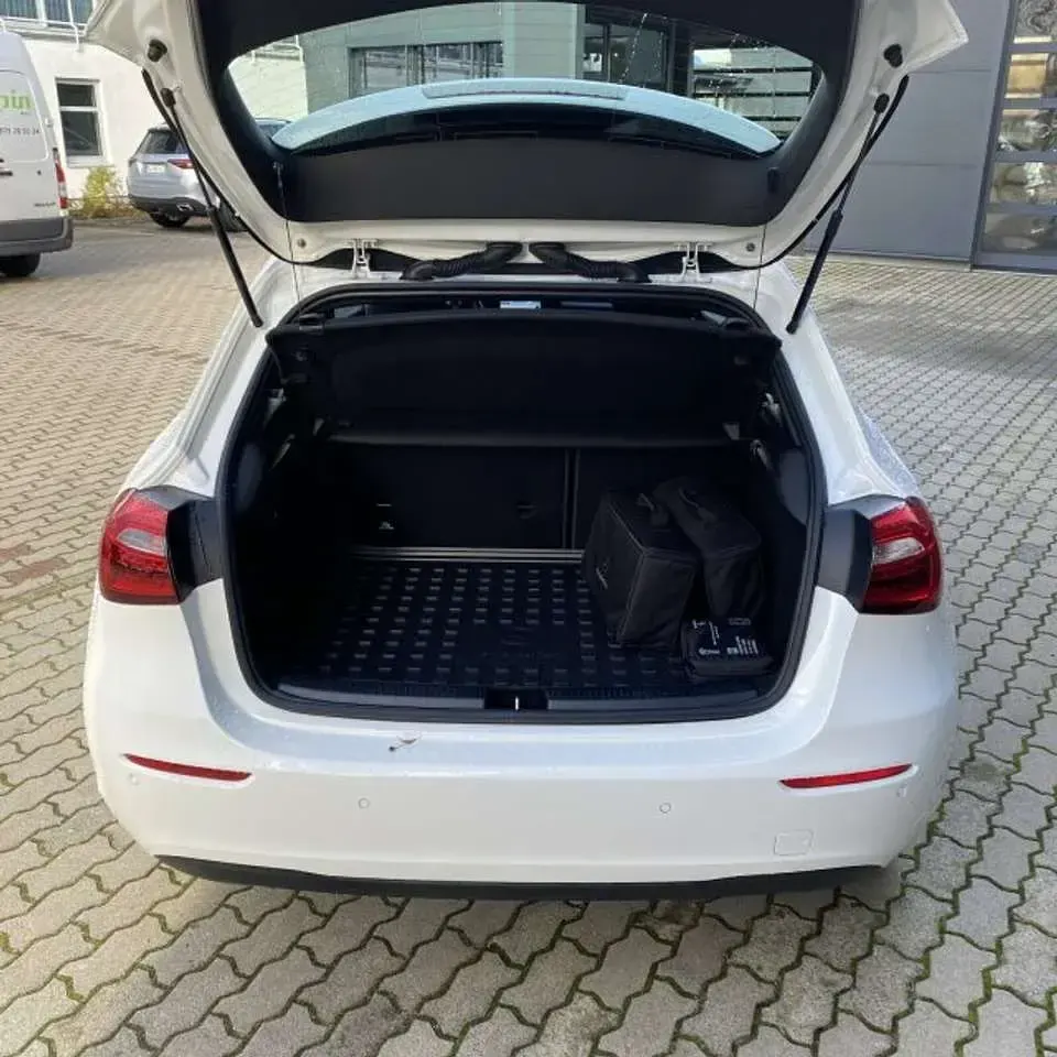 Gebraucht Mercedes A250 160 PS (117 kW) 2021 Weiß Limousine