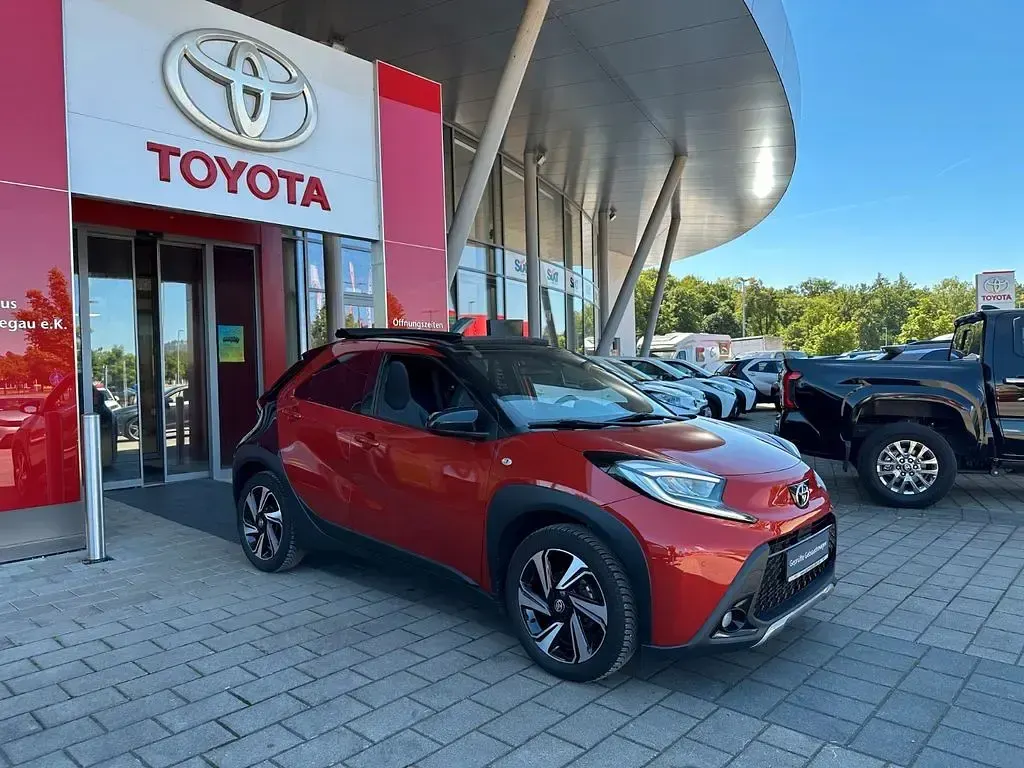 Gebraucht Toyota Aygo X X-plore 72 PS (52 kW) 2022 Chili red perleffekt/ night sky black SUV