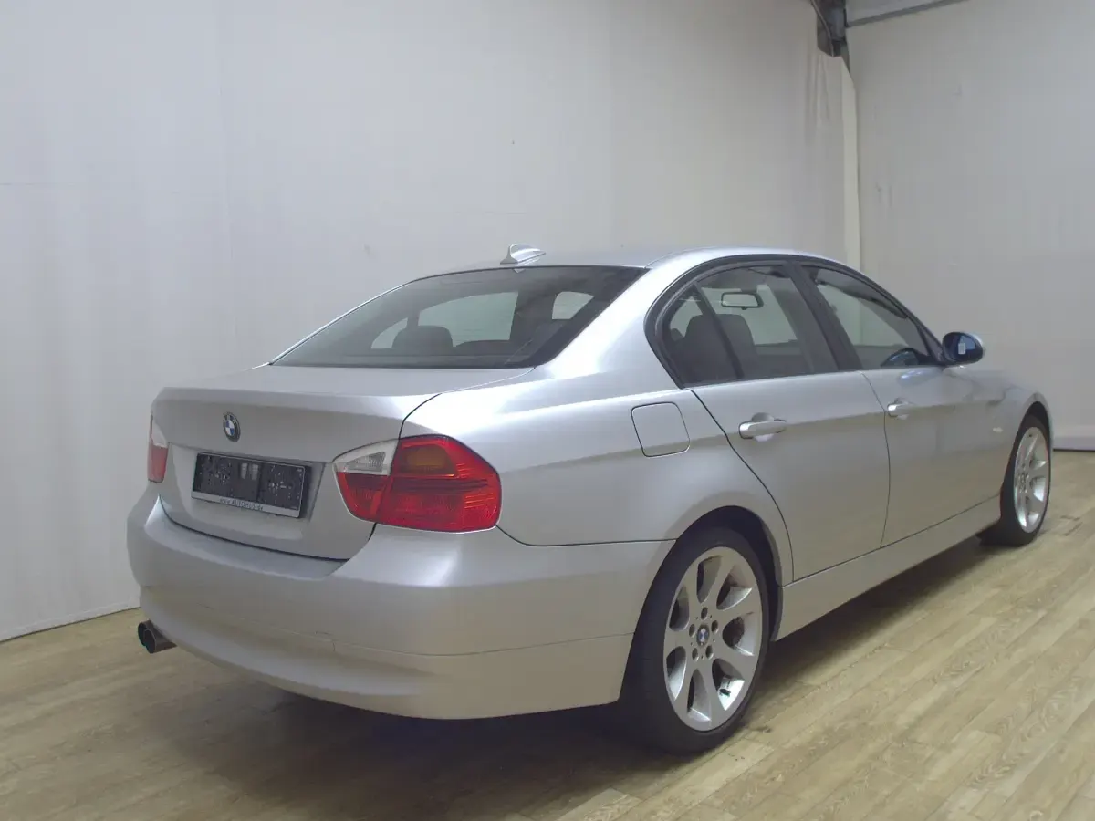 Gebraucht BMW 320 150 PS (110 kW) 2005 Titansilber metallic Limousine