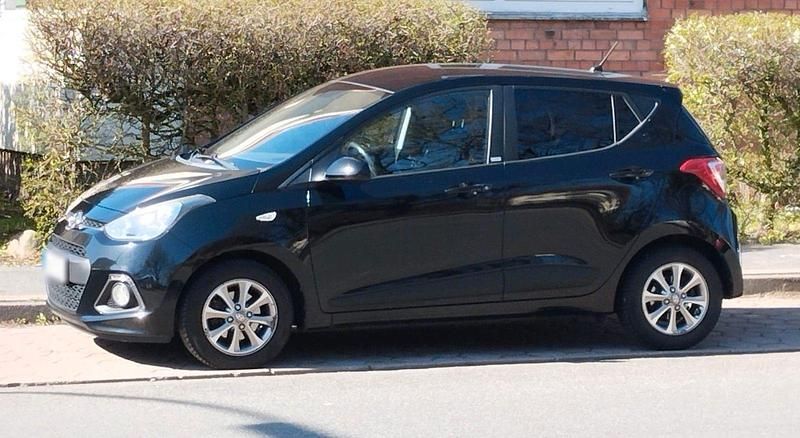 Gebraucht Hyundai i10 Passion 67 PS (49 kW) 2016 Schwarz Kleinwagen