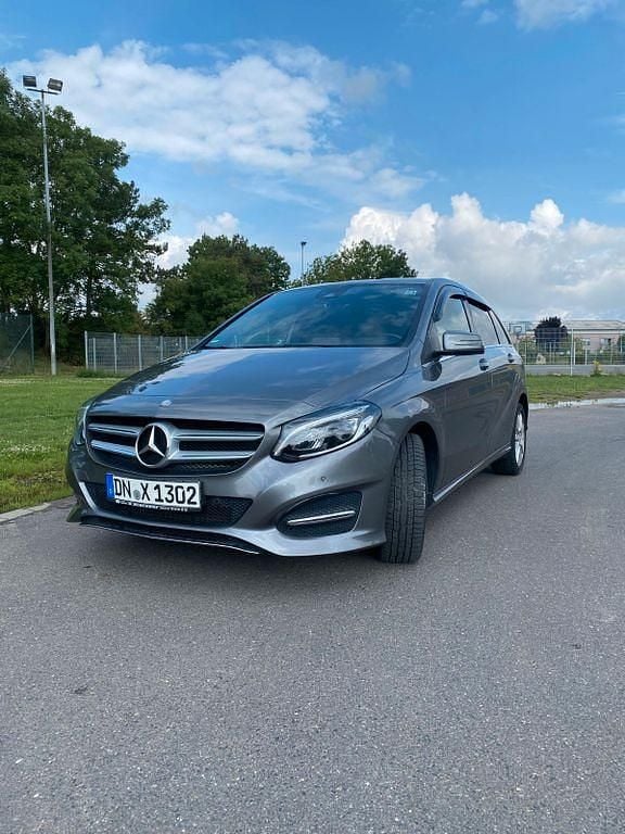 Grau Gebraucht 2015 Mercedes B200 Van / Kleinbus | 14.500 € (Etwas zu teuer) - Bild 1/4