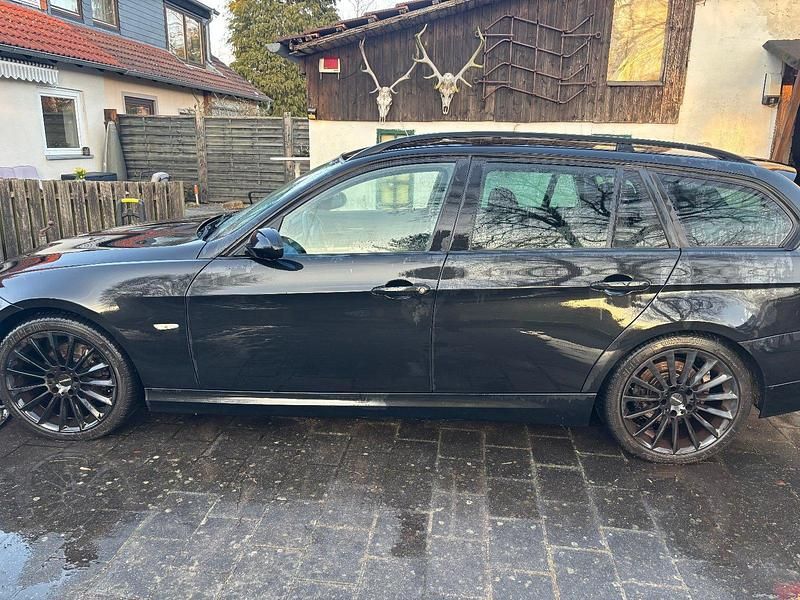 Gebraucht BMW 318 143 PS (105 kW) 2010 Schwarz Kombi