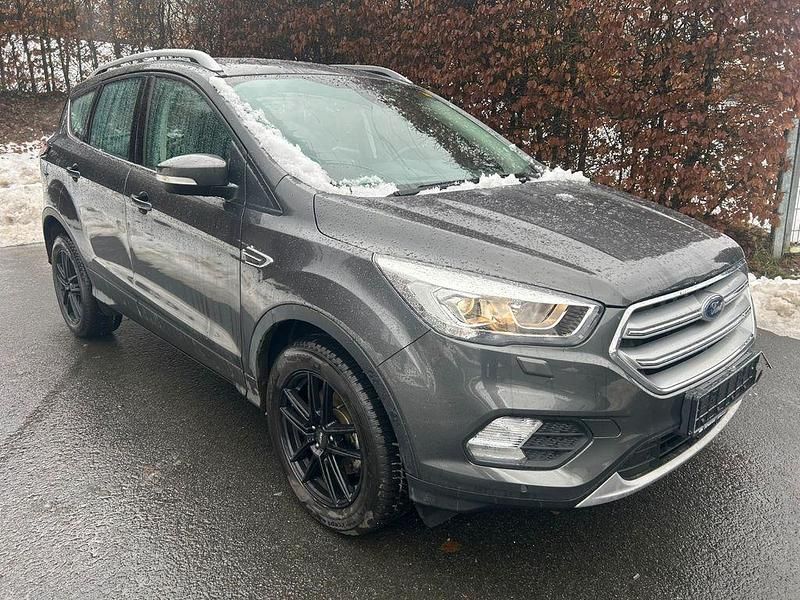 Grau Gebraucht 2019 Ford Kuga Titanium SUV | 15.499 € (Guter Preis) - Bild 1/4