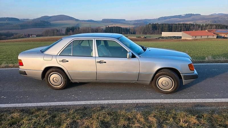Gebraucht Mercedes E250 95 PS (69 kW) 1993 Silber Limousine