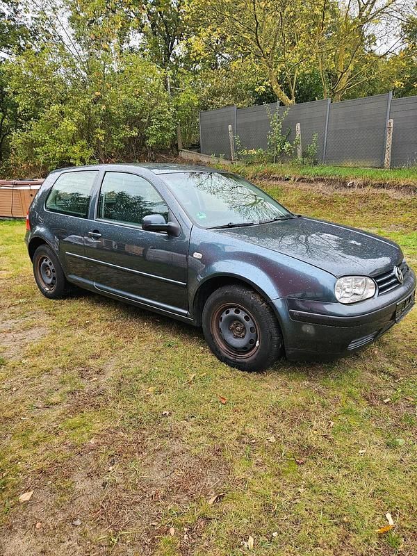 Schwarz Gebraucht 2003 VW Golf IV Kleinwagen | 750 € - Bild 1/4