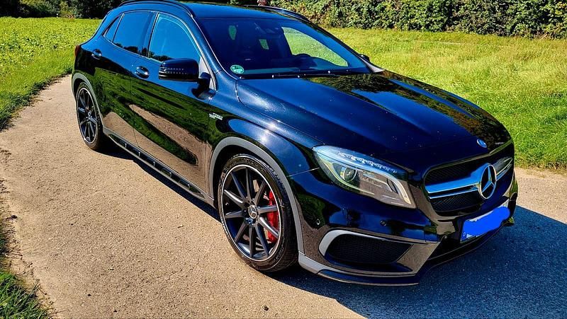 Schwarz Gebraucht 2015 Mercedes GLA45 AMG AMG SUV | 20.500 € - Bild 1/4