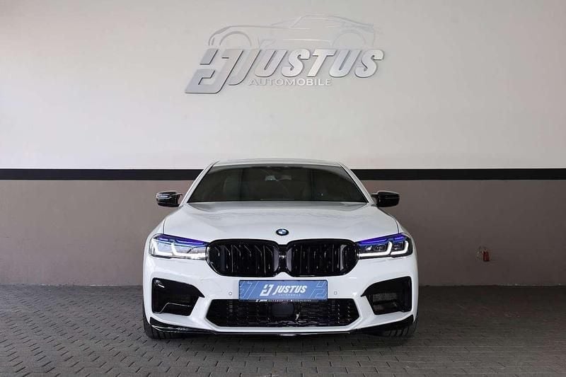 Gebraucht BMW 550 462 PS (339 kW) 2018 Alpinweiß iii (300) Limousine