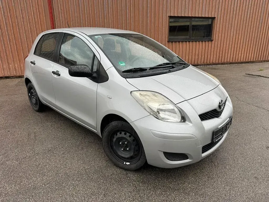 Gebraucht Toyota Yaris Cool 69 PS (50 kW) 2011 Silber Kleinwagen