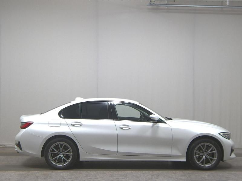 Weiss Gebraucht 2020 BMW 330e Sport Line Limousine | 22.680 € (Fairer Preis) - Bild 1/4