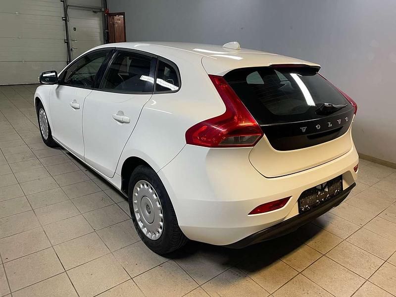 Gebraucht Volvo V40 Basis 114 PS (83 kW) 2013 White solid Kombi