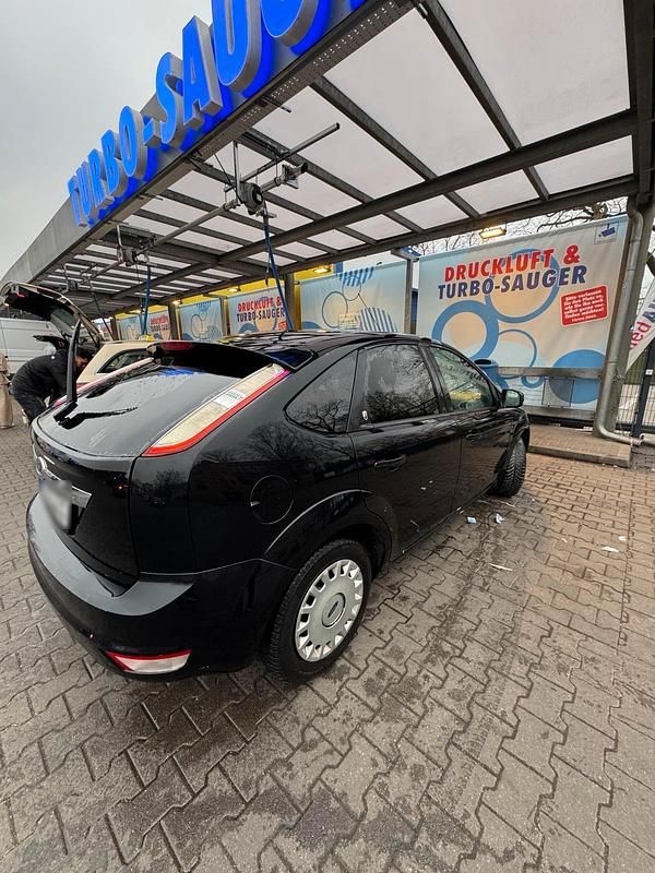 Usado Ford Focus Ghia 101 CV (74 kW) 2008 Negro Utilitario