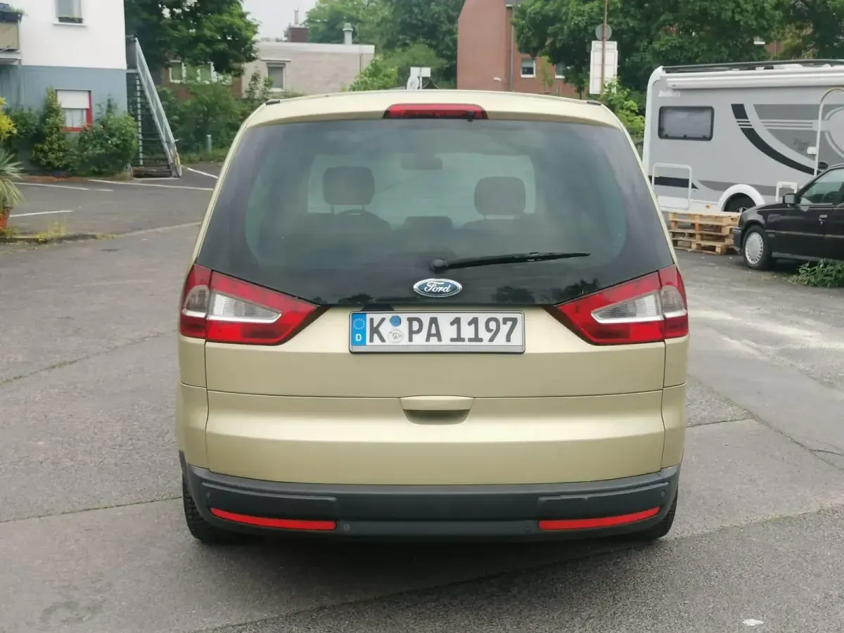 Używany Ford Galaxy 140 KM (102 kW) 2007 Złoty Minivan