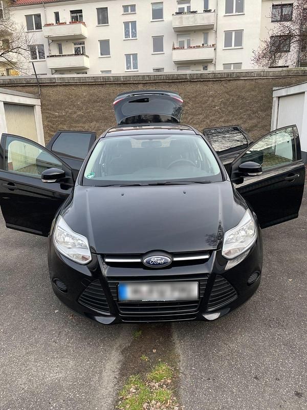 Gebraucht Ford Focus Ambiente 101 PS (74 kW) 2014 Schwarz Kombi