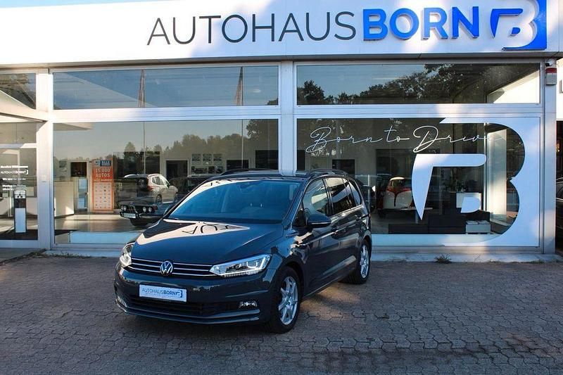 Grau Gebraucht 2023 VW Touran Comfortline Van / Kleinbus | 31.600 € (Etwas zu teuer) - Bild 1/4