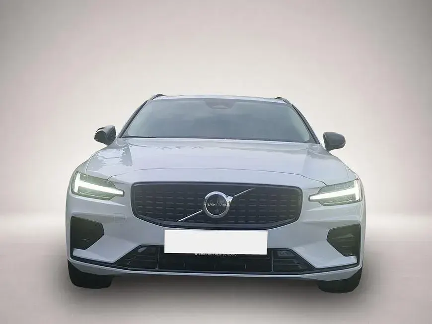 Gebraucht Volvo V60 Plus 197 PS (144 kW) 2025 Manufacturer Kombi