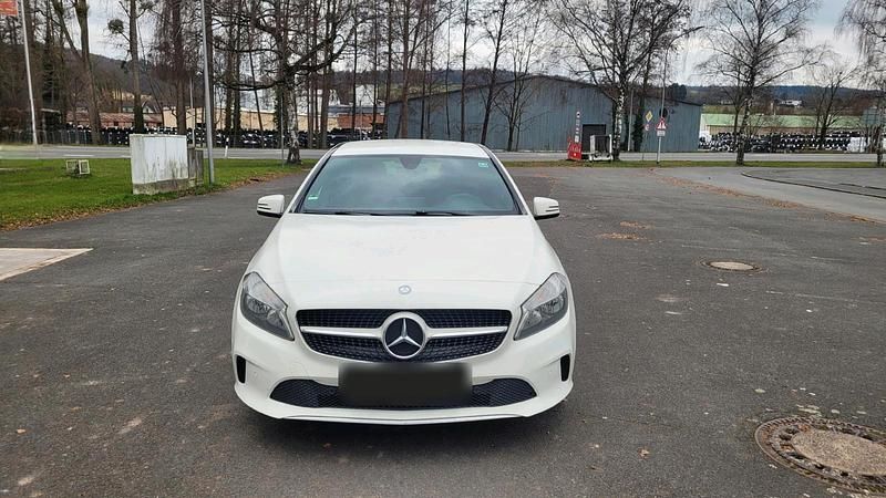 Gebraucht Mercedes A180 109 PS (80 kW) 2016 Weiß Limousine
