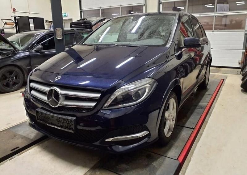 Blau Gebraucht 2015 Mercedes B Electric Drive Van / Kleinbus | 10.900 € - Bild 1/4